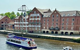 Riverside Apartment At Woodsmill Quay